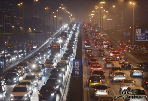2015年12月7日，汽车在雾霾笼罩下的北京东三环国贸桥上行驶。新华社记者 罗晓光摄 